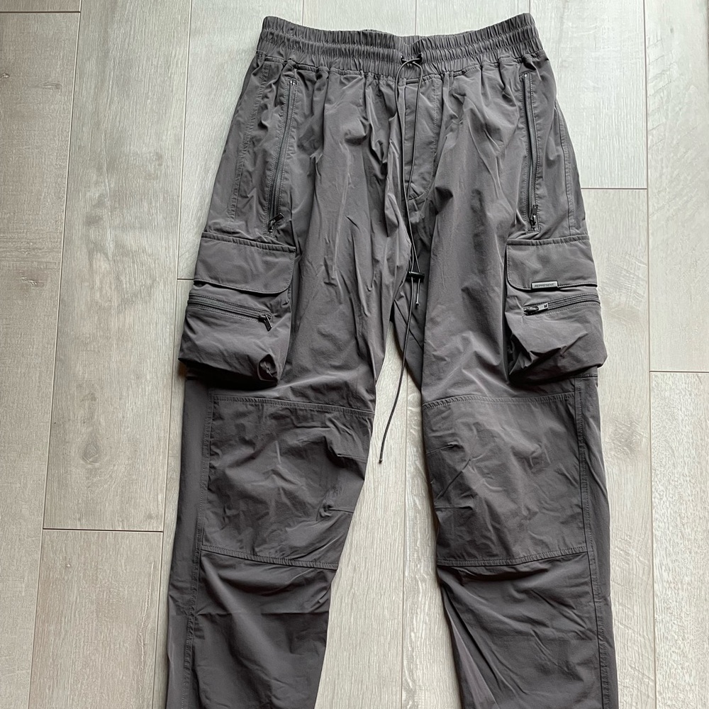 Men’s Represent 247 cargo pant size medium